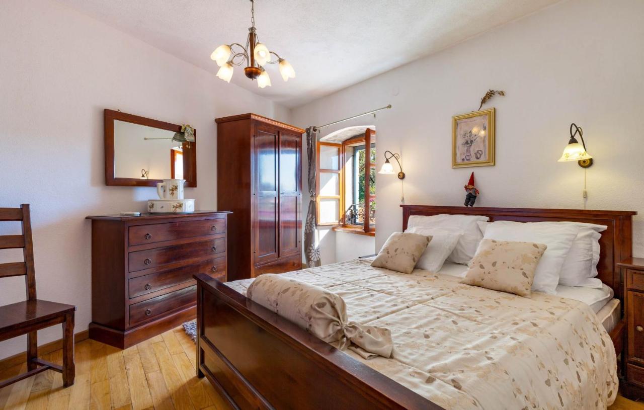 Villa Vicina Heritage Villa For 9,Milna - Close To Restaurants And Shops Екстер'єр фото